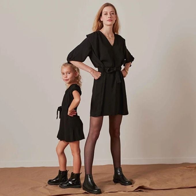 Femme et petite fille en robe noire