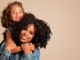 Une mère et sa fille qui sourient